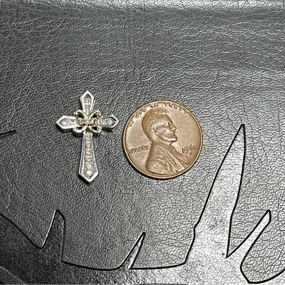 16 1/2 inch chain cross necklace… cross size comparison. - Picture 2 of 4